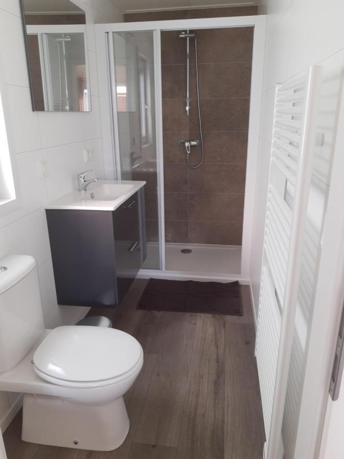 אוסטקאפלה Vakantiechalet Huisje Onder De Toren מראה חיצוני תמונה